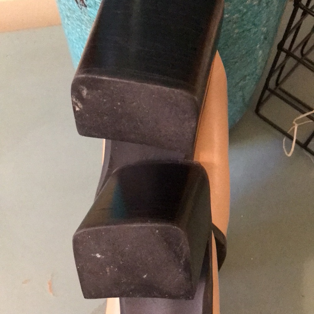 SIZE 8 BANDOLINO SHOES. APPROX 2 1/4 heel. NUDE & snake. IT FITS MORE AS 7 1/2 m - Picture 6 of 10